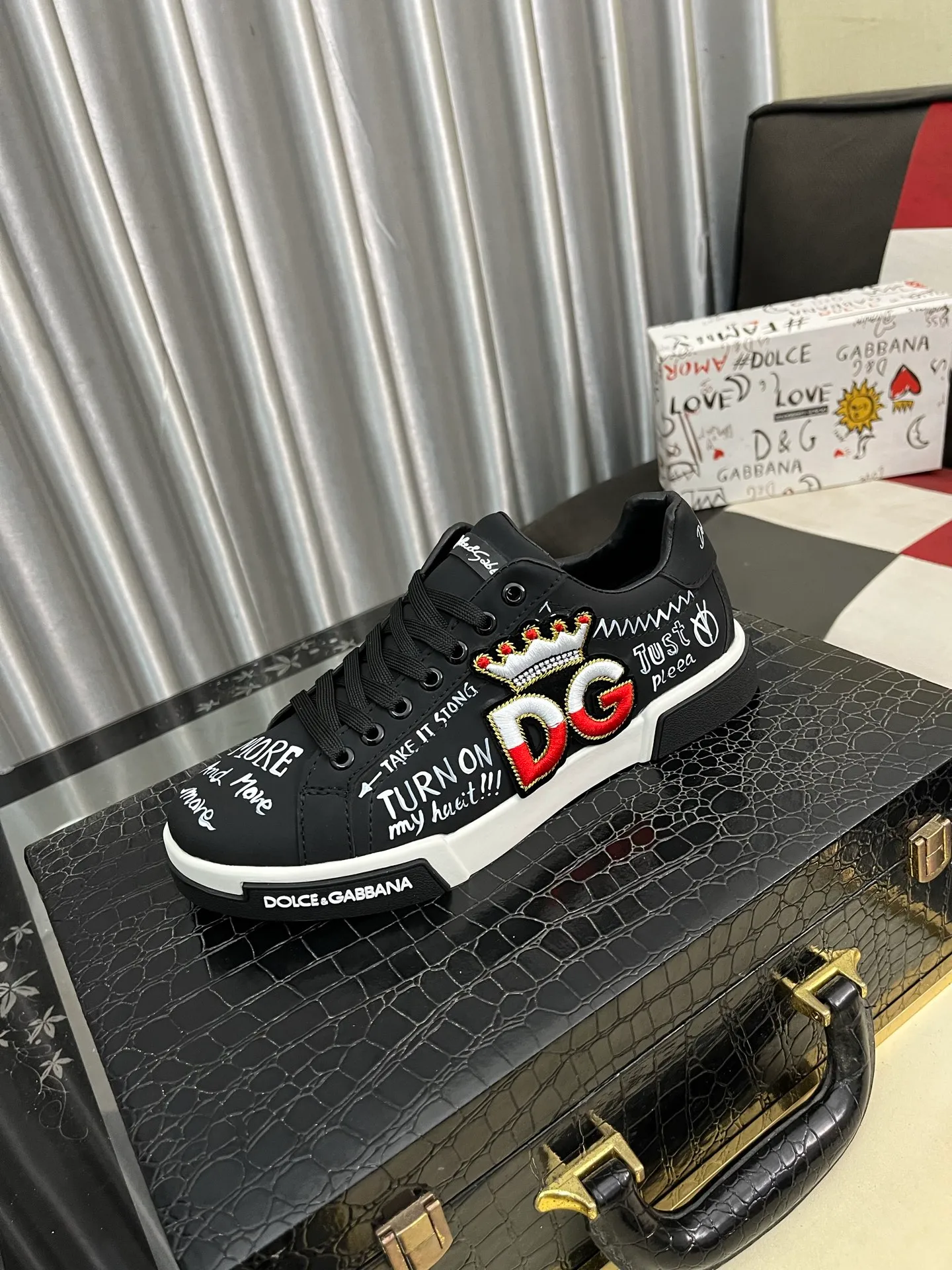 Men's shoes 💰480⌚️⌚️DG's latest popular casual shoes 🔥🔥, the tongue has the brand's iconic details, and the combination of silk cowhide and cow suede enhances the style. Fashionable and versatile, it can complement any look. Create an exquisite design with unique dynamic vitality and modern atmosphere, showing modern elegance. Size: 38-46